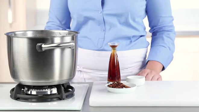 Nước mắm cũng như tất cả các loại thực phẩm, nếu nó có mùi lạ hoặc vị lạ, bạn nên vứt nó đi